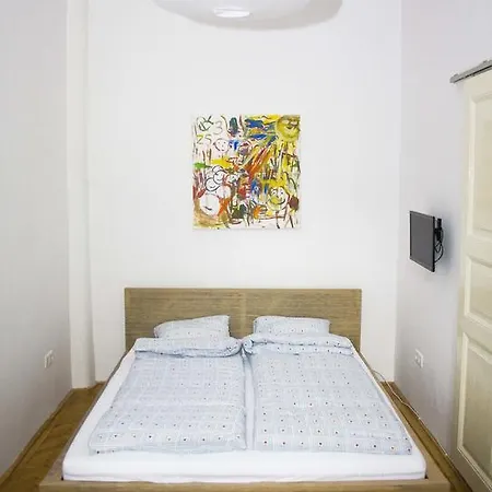 Adam's Flat - Klauzal * بودابست