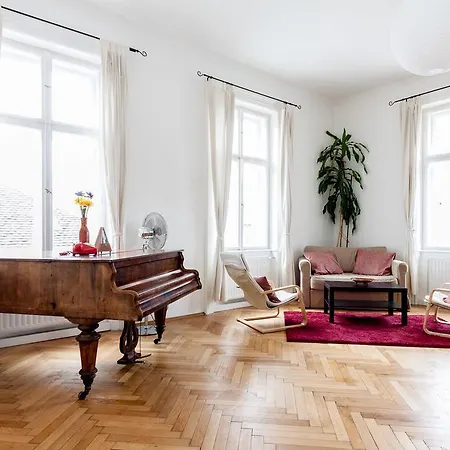 Adam's Flat - Klauzal * بودابست