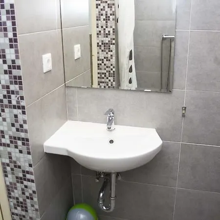 Adam's Flat - Klauzal * بودابست
